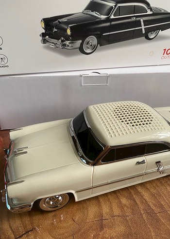 Parlak Beyaz Oyuncak Araba