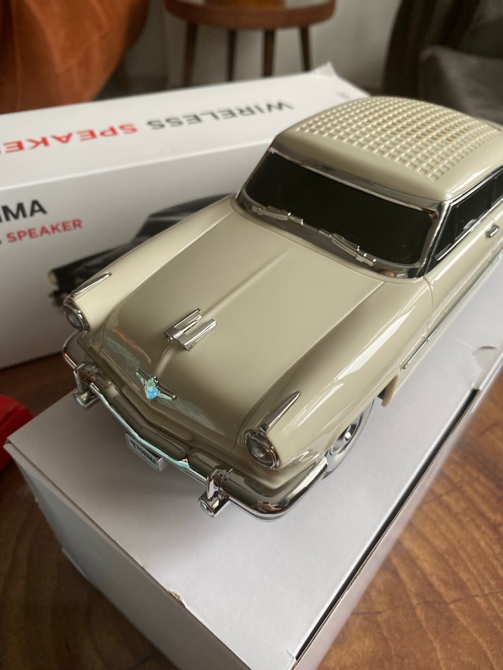 Parlak Beyaz Oyuncak Araba - Görsel 4