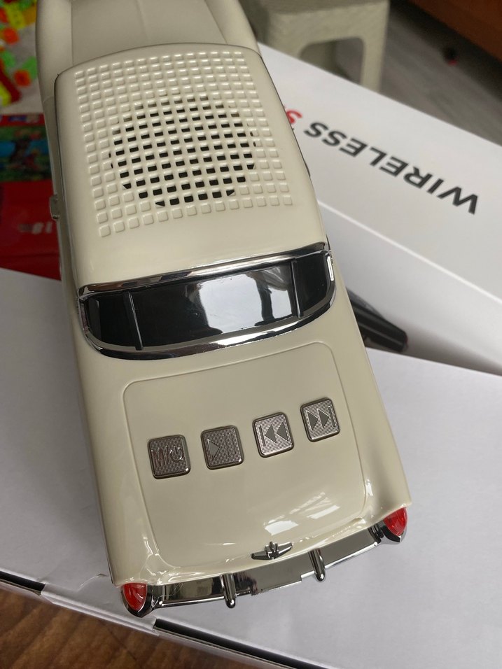 Parlak Beyaz Oyuncak Araba - Görsel 5