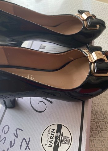 Zara Siyah Parlak Tokalı Kadın Topuklu Ayakkabı