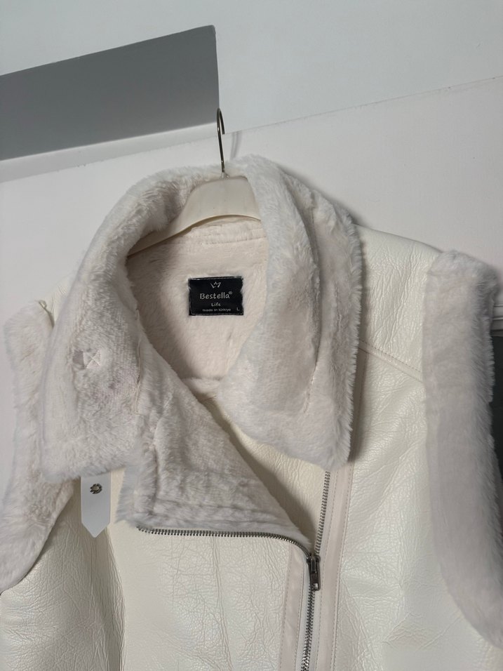 Beyaz Kürklü Kolsuz Kadın Ceket - Görsel 2