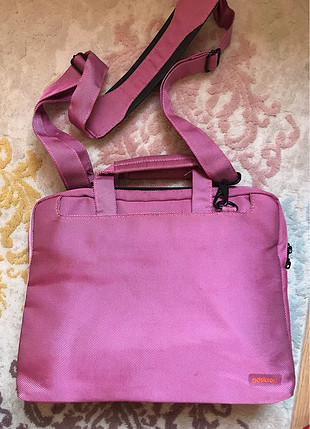 Pembe bilgisayar çantası mini boydadır