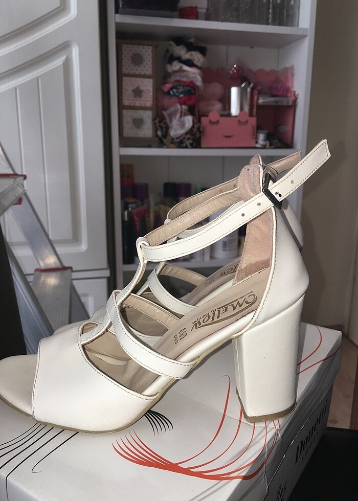 Kırık beyaz krem rengi topuklu açık ayakkabı - Görsel 2