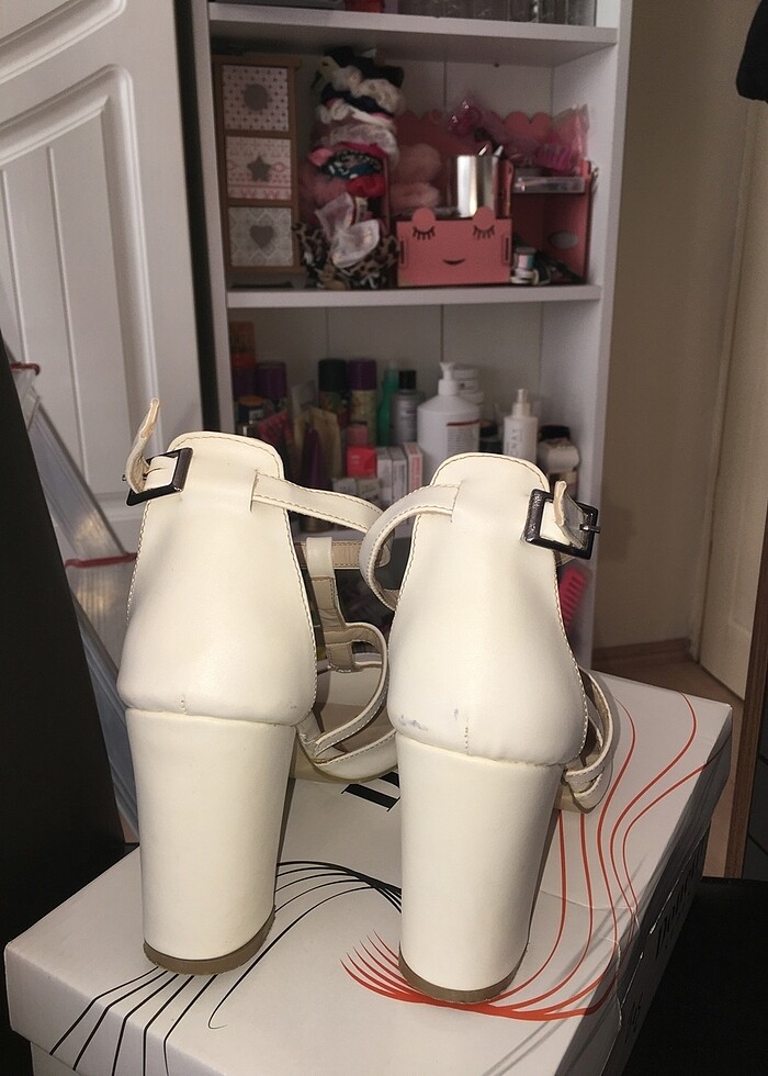 Kırık beyaz krem rengi topuklu açık ayakkabı - Görsel 3