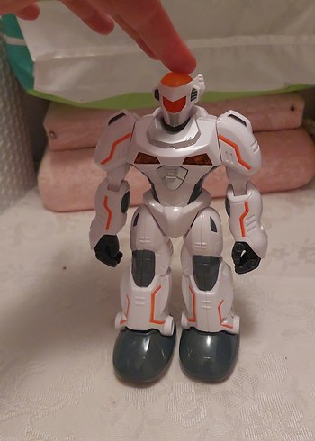 Beyaz ve Gri Robot Aksiyon Figürü