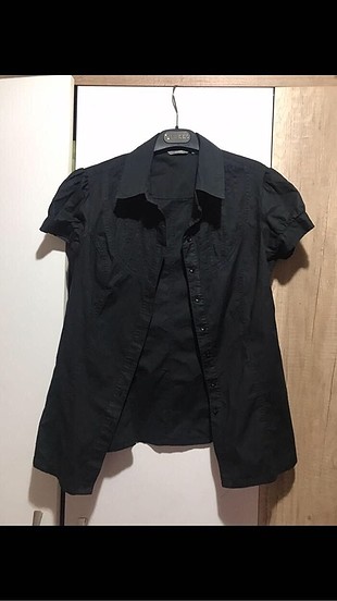 38 Beden siyah Renk Siyah minik kol gömlek. Butik ürünüdür. Kullanılmamıştır. Deform