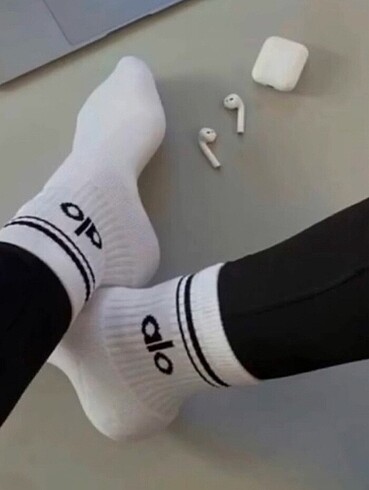 Alo Yoga Unisex Half-Crew Throwback Sock