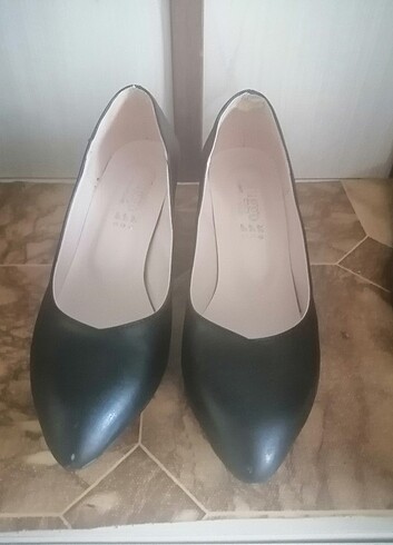 Hafif topuklu siyah klasik ayakkabı