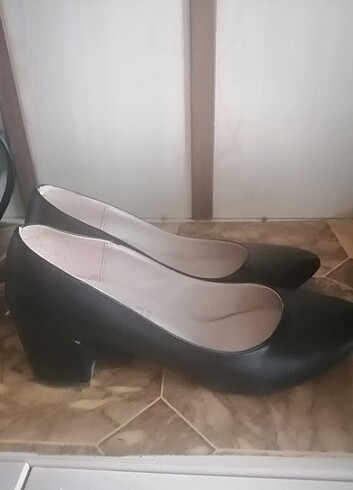38 Beden Hafif topuklu siyah klasik ayakkabı