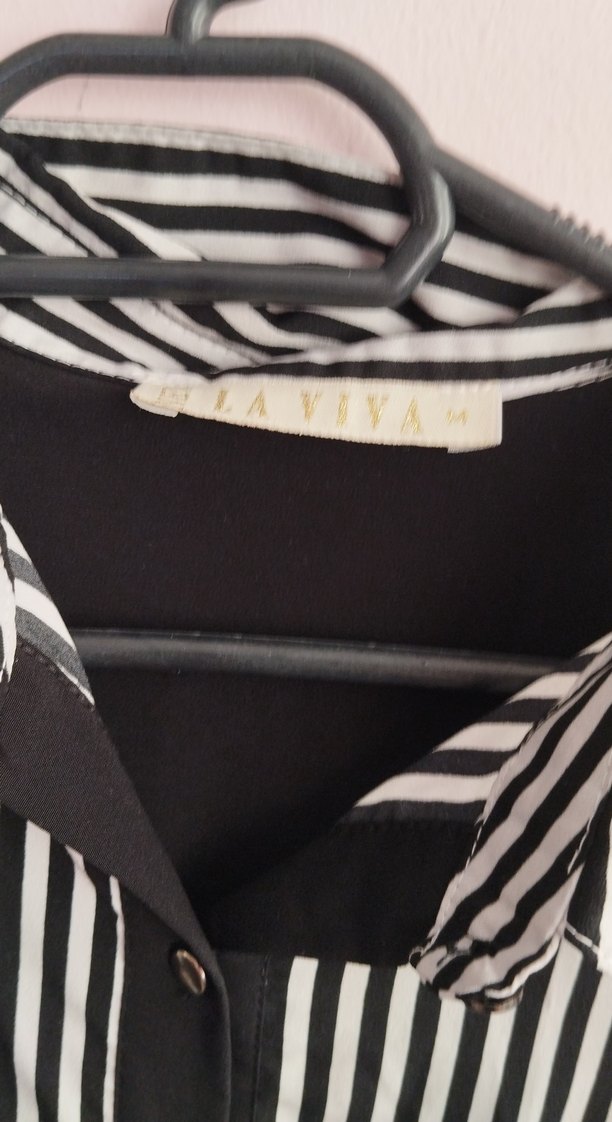 Düğmeli Siyah Beyaz Çizgili Kadın Gömlek - Görsel 2