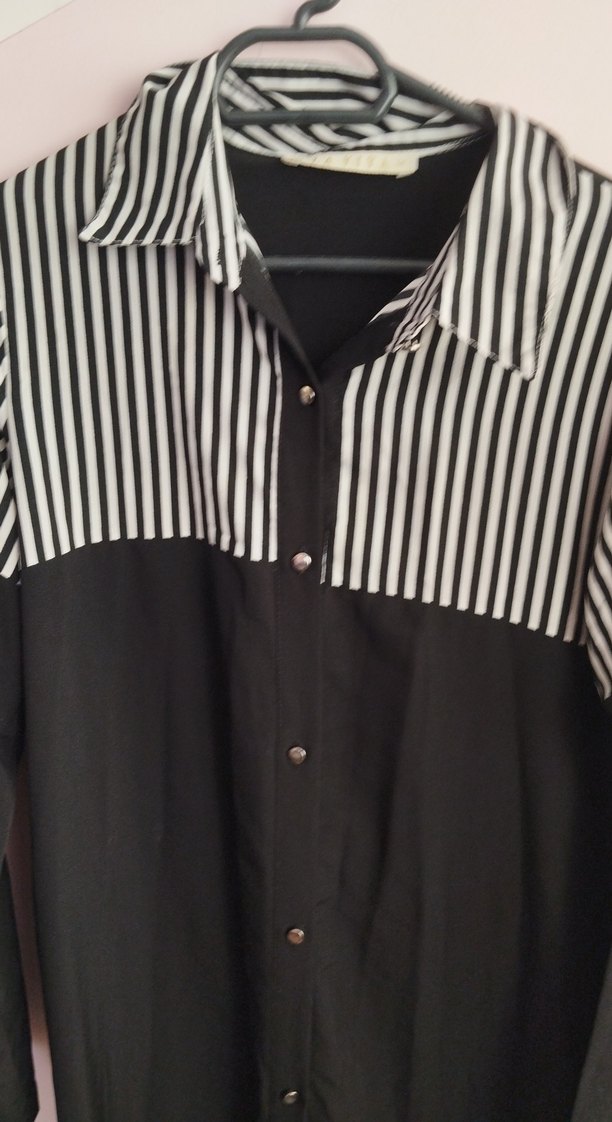 Düğmeli Siyah Beyaz Çizgili Kadın Gömlek - Görsel 3