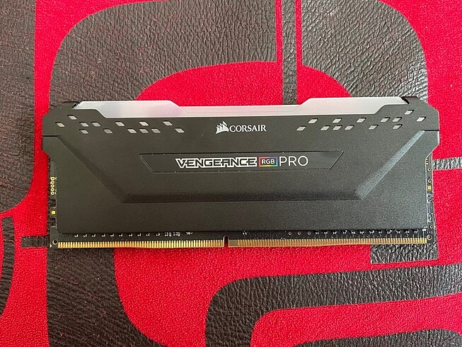 Diğer Corsair Vengeance Rgb Pro 8 GB 3200mHz CL16 Ram