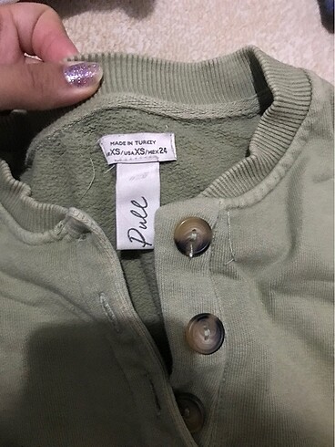 pull and bear yeşil düğmeli yakalı kısa sweatshirt