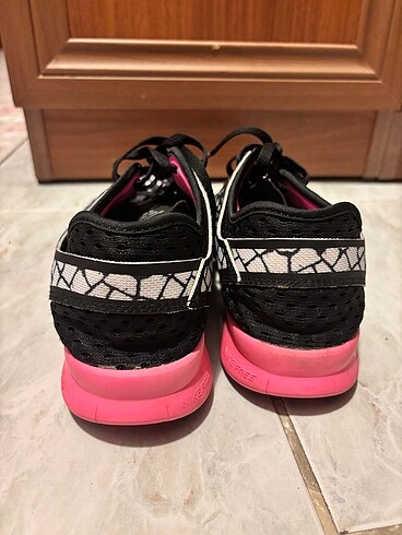 39 Beden çeşitli Renk Nike ayakkabı