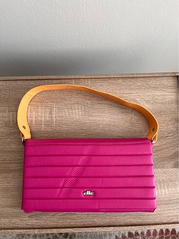 Elle pembe omuz çantası