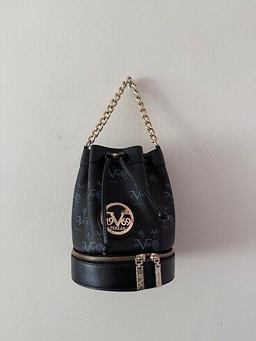 Mavi detaylı siyah monogram çanta