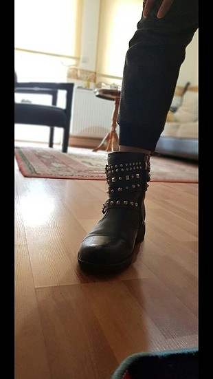 39 Beden siyah bot metal aksesuarlı