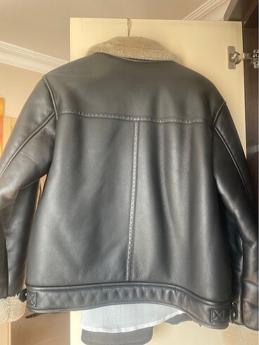 Zara Zara biker 1 kere giyildi hiç bir deformesi yoktur.E-faturası me