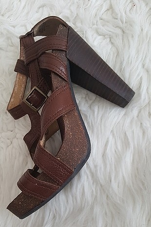 36 Beden kırmızı Renk Stradivarius marka yazlık ayakkabı. Arka derilerde dökülme mevcu
