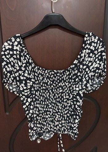 Kısa Kollu Siyah Çiçekli Mini Bluz - Görsel 2