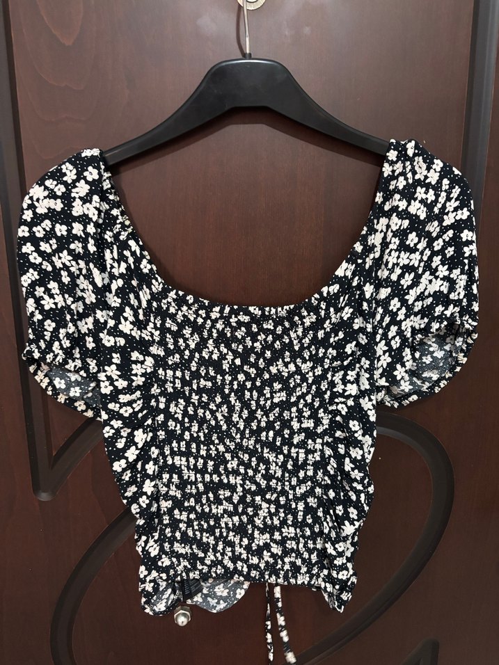 Kısa Kollu Siyah Çiçekli Mini Bluz - Görsel 2