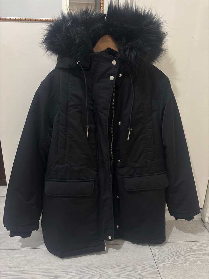 Siyah Kürklü Kadın Parka - Görsel 2