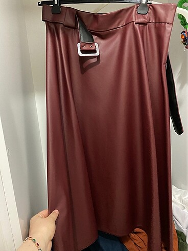 Kemerli bordo etek