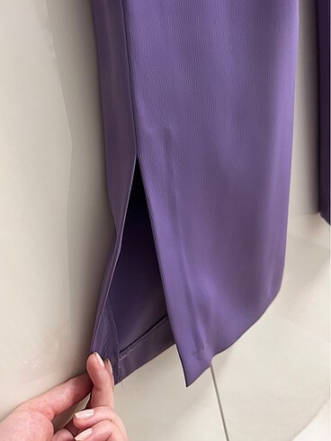 LİLA SATEN YIRTMAÇLI PANTOLON - Görsel 2