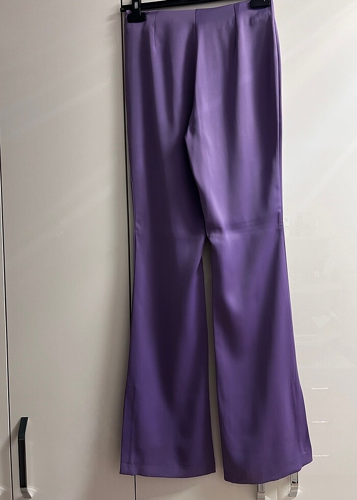LİLA SATEN YIRTMAÇLI PANTOLON - Görsel 3