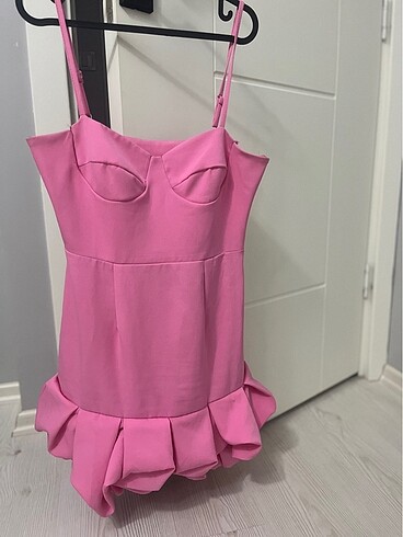 Pembe elbise