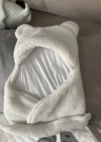Beyaz Peluş Bebek Battaniyesi Kulaklı - Görsel 2