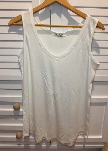 Beyaz V Yakalı Kadın Atlet - Görsel 2