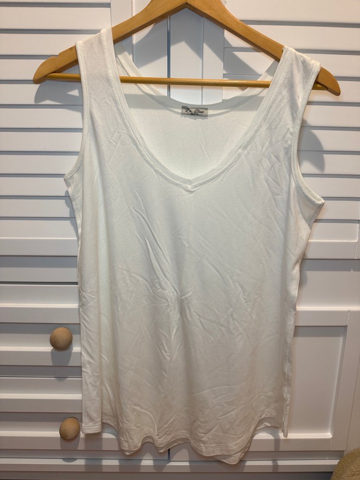 Beyaz V Yakalı Kadın Atlet - Görsel 2