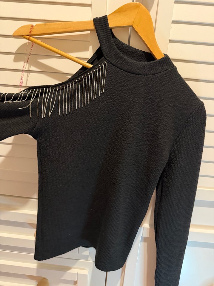 Zincir Detaylı Yüksek Yakalı Siyah Triko Kazak - Görsel 3
