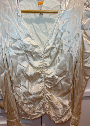 Bej V-Yaka Uzun Kollu Saten Bluz - Görsel 3