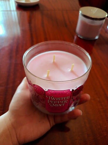 Beden BATH & BODY WORKS Marka Özel Kokulu Mumdur.