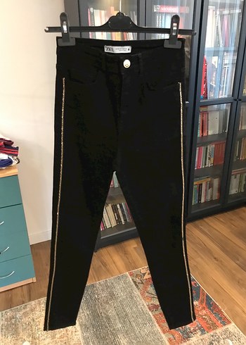 Zara marka özel seri pantolondur. - Görsel 2
