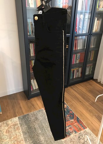 Zara marka özel seri pantolondur. - Görsel 4