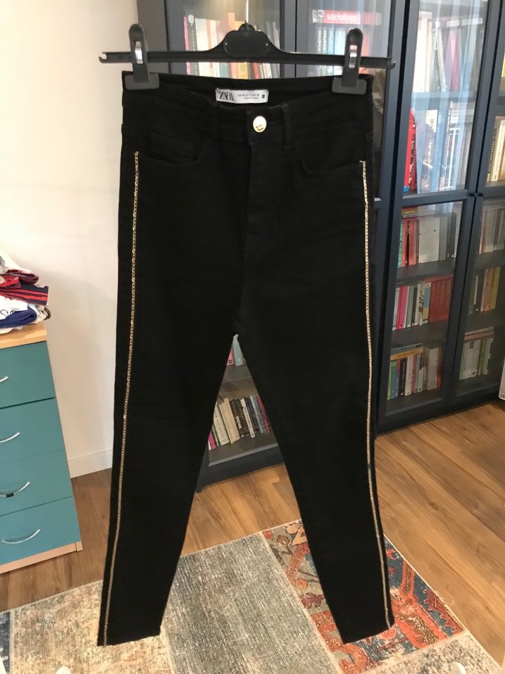Zara marka özel seri pantolondur. - Görsel 2