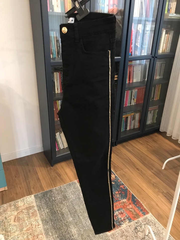 Zara marka özel seri pantolondur. - Görsel 4