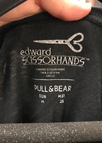 pull&bear marka özel makas eller baskılı tişörttür. - Görsel 2