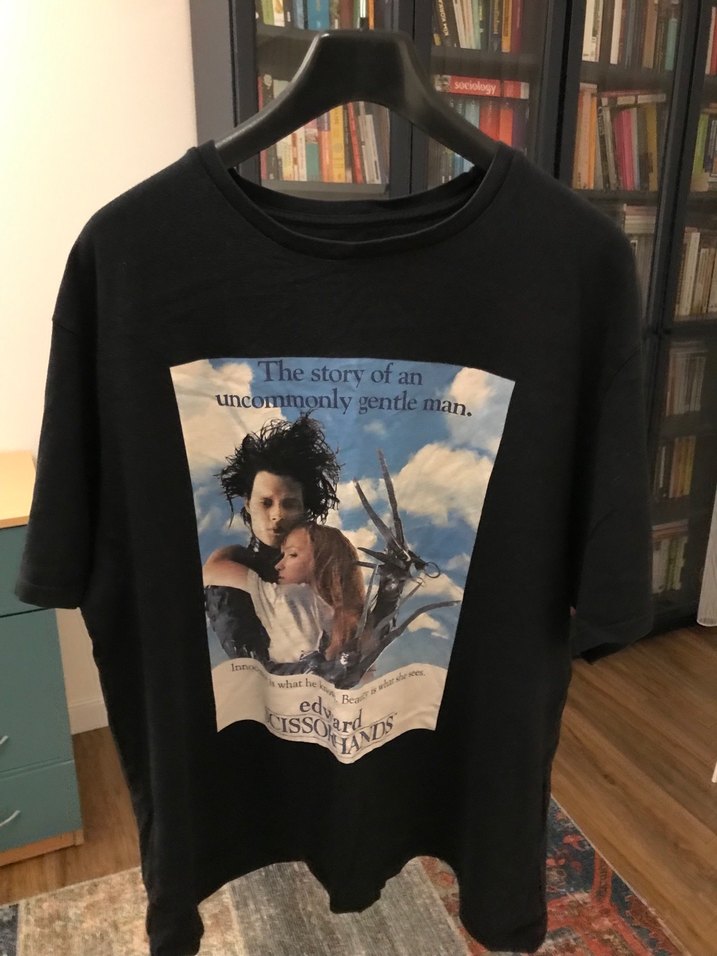 pull&bear marka özel makas eller baskılı tişörttür. - Görsel 3