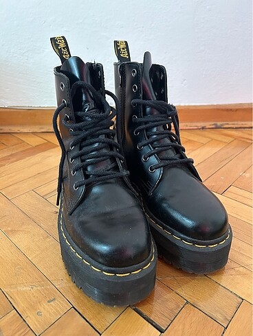 dr martens bot