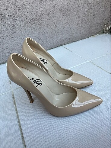 Nud rent stiletto