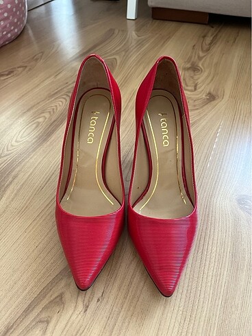 Kemal Tanca kırmızı stiletto