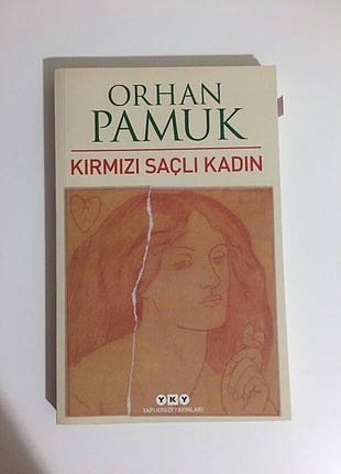 Kırmızı saçlı kadın kitap