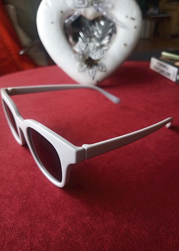 Beyaz Minimalist Kadın Güneş Gözlüğü - Görsel 3