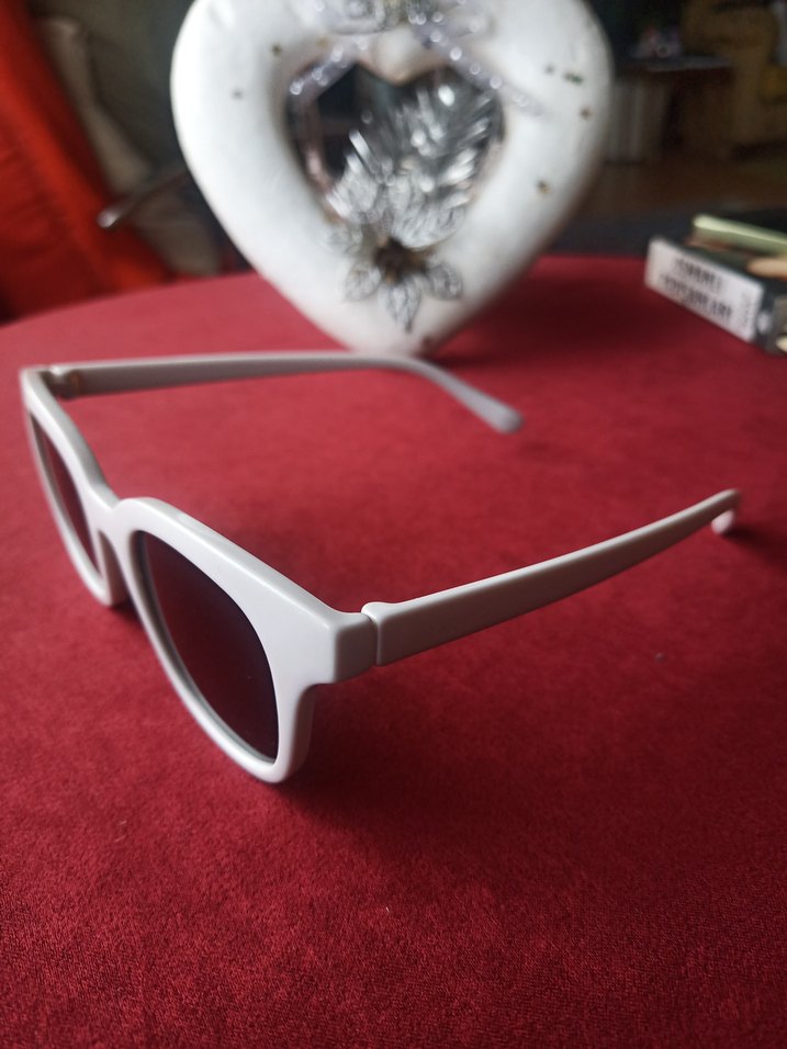 Beyaz Minimalist Kadın Güneş Gözlüğü - Görsel 3