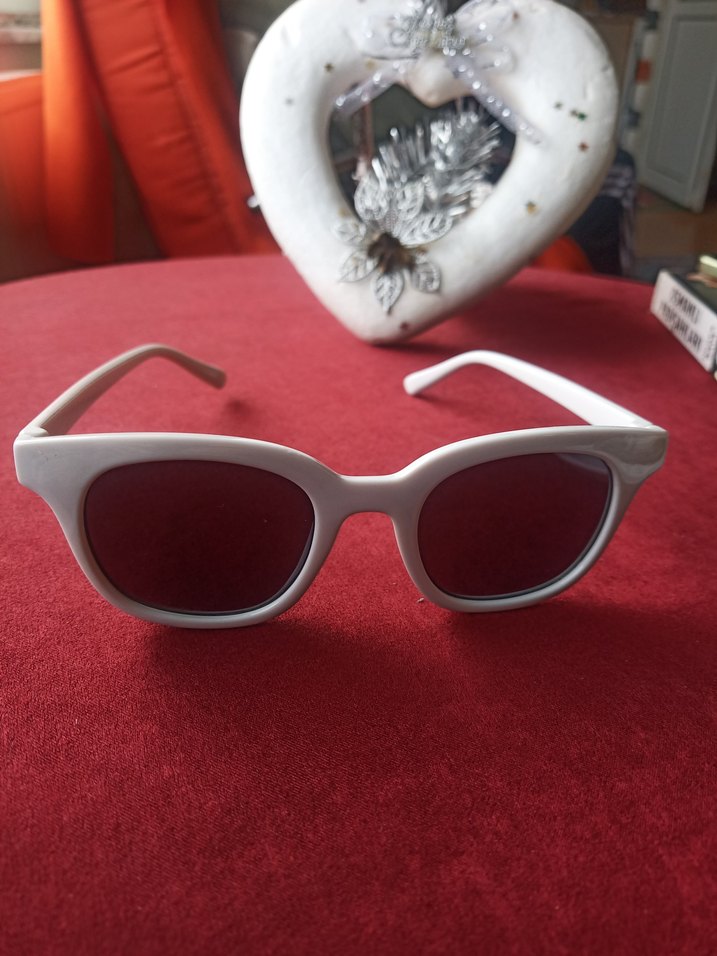 Beyaz Minimalist Kadın Güneş Gözlüğü - Görsel 2