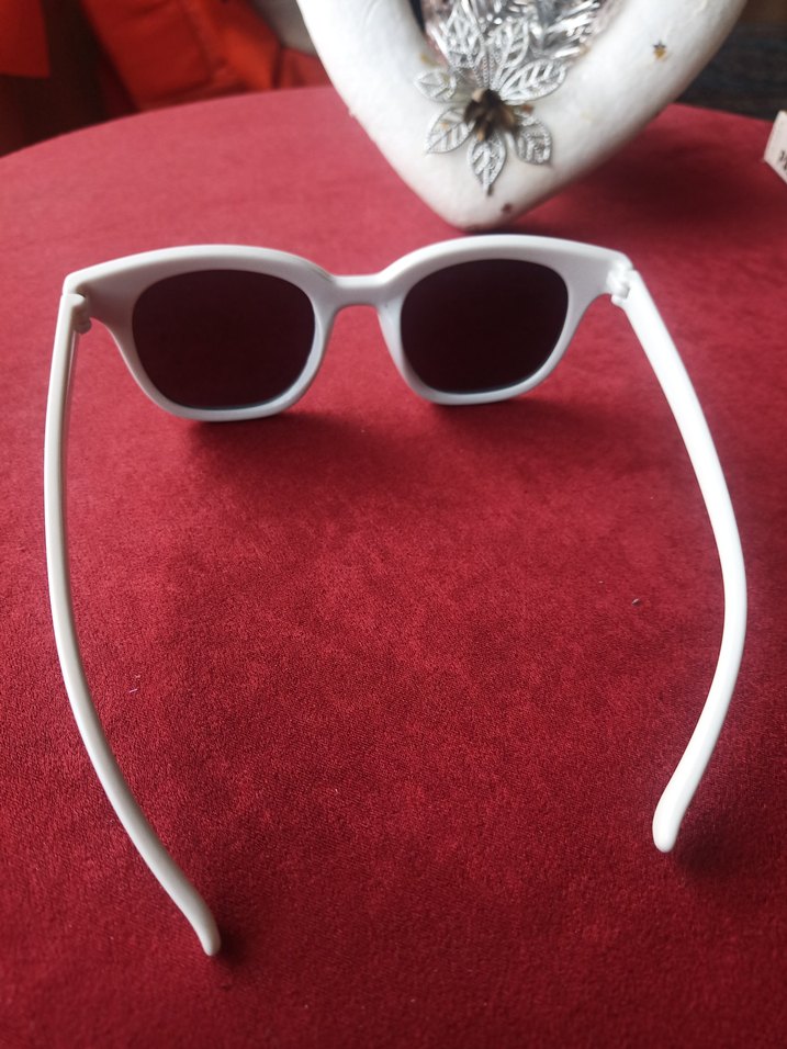 Beyaz Minimalist Kadın Güneş Gözlüğü - Görsel 4